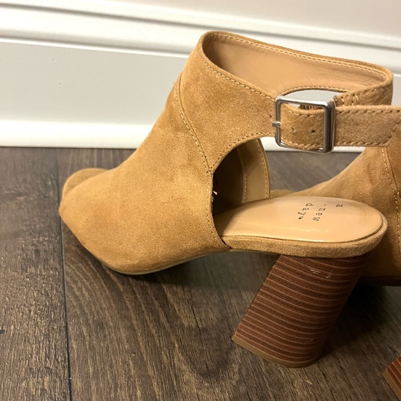 A NEW DAY - Tan Suede Open Toe Heels - Women’s Size 8 - Picture 4 of 7